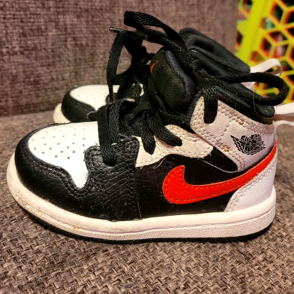 Nike Air Jordan 1 Mid White Black Red size 5c